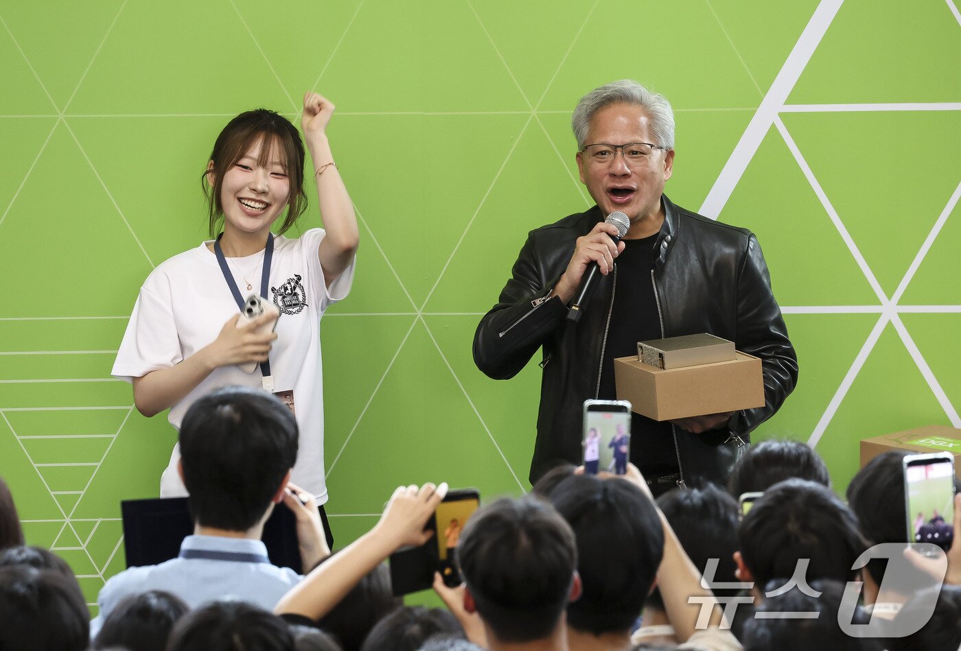 본문 이미지 - 젠슨 황 엔비디아 최고경영자(CEO)가 8일 서울대학교 해동첨단공학관에서 열린 '빌드어클로(Build-a-Claw)' 행사장을 찾아 학생들을 상대로 강연을 마치며 엔비디아 최신 AI컴퓨터를 선물 하고 있다. (공동취재) 2026.6.8 ⓒ 뉴스1 이광호 기자