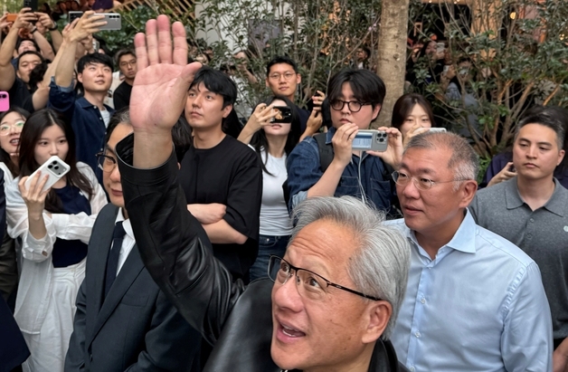 포니부터 스팟까지…젠슨 황, 현대차 사옥서 과거부터 미래 마주했다