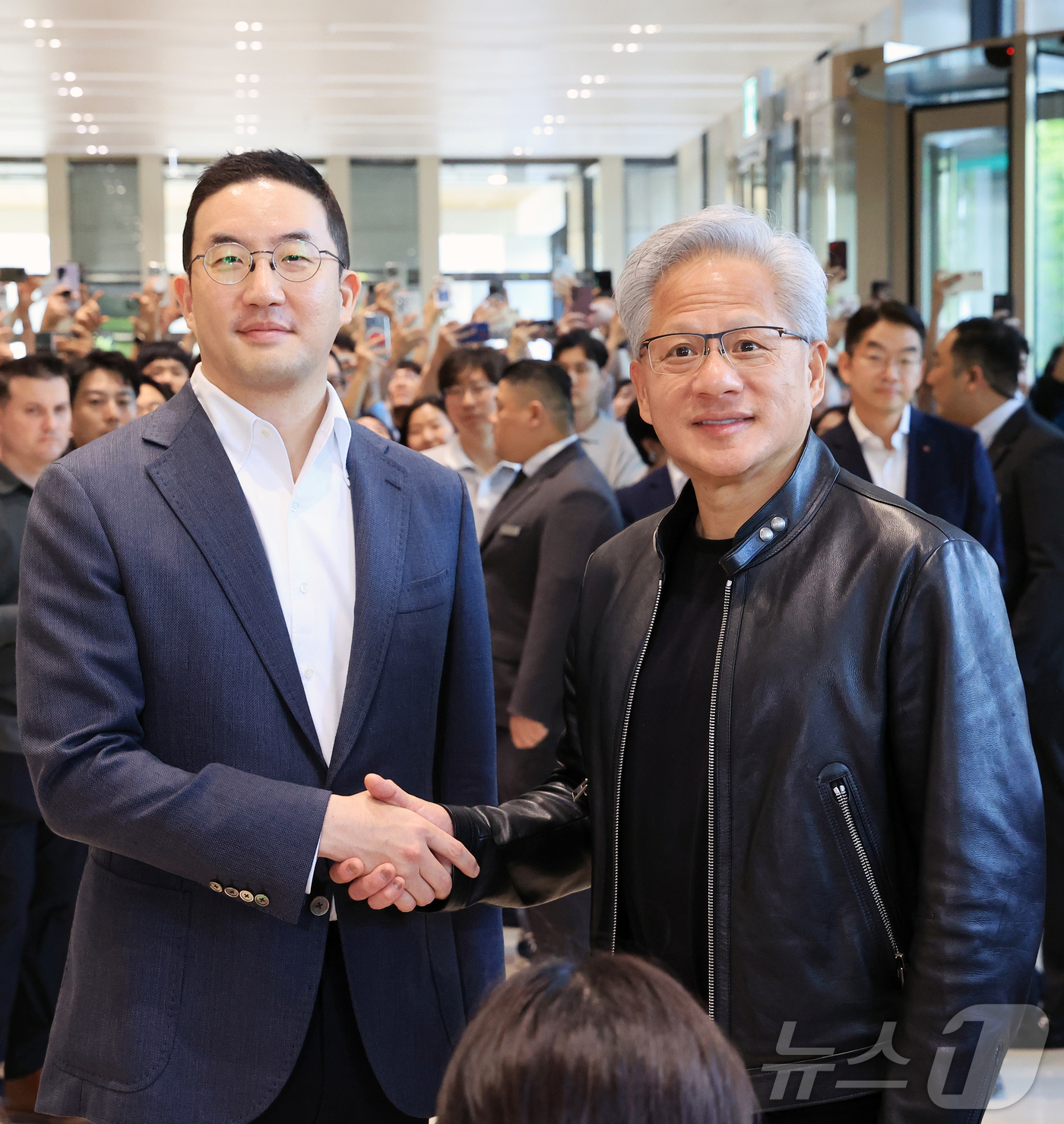 (서울=뉴스1) 이호윤 기자 = 젠슨 황 엔비디아 최고경영자(CEO)와 구광모 LG회장이 8일 서울 영등포구 LG그룹 사옥에서 악수를 나누고 있다. 2026.6.8/뉴스1