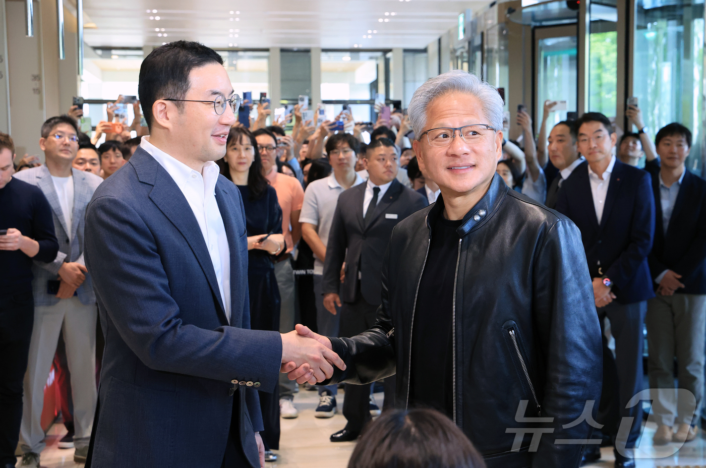 (서울=뉴스1) 이호윤 기자 = 젠슨 황 엔비디아 최고경영자(CEO)와 구광모 LG회장이 8일 서울 영등포구 LG그룹 사옥에서 악수를 나누고 있다. 2026.6.8/뉴스1