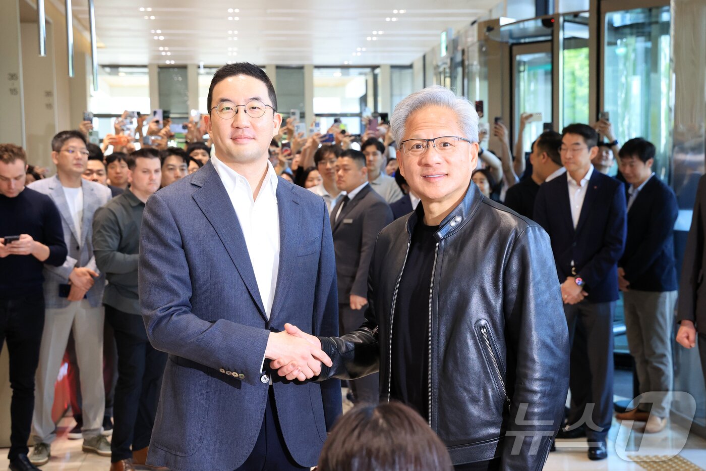 본문 이미지 - 젠슨 황 엔비디아 최고경영자(CEO)와 구광모 LG회장이 8일 서울 영등포구 LG그룹 사옥에서 악수를 나누고 있다. 2026.6.8 ⓒ 뉴스1 이호윤 기자