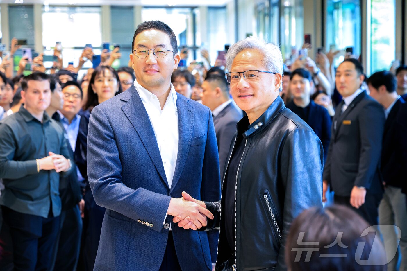 본문 이미지 - 젠슨 황 엔비디아 최고경영자(CEO)와 구광모 LG회장이 8일 서울 영등포구 LG그룹 사옥에서 악수를 나누고 있다. 2026.6.8 ⓒ 뉴스1 이호윤 기자