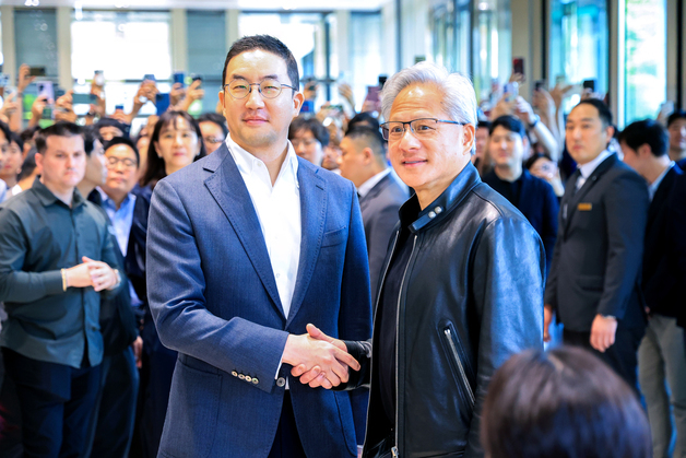 악수하는 젠슨 황과 구광모 회장