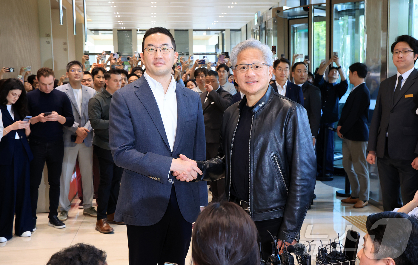 (서울=뉴스1) 이호윤 기자 = 젠슨 황 엔비디아 최고경영자(CEO)와 구광모 LG회장이 8일 서울 영등포구 LG그룹 사옥에서 악수를 나누고 있다. 2026.6.8/뉴스1