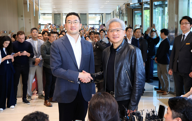 젠슨 황·구광모 '밝게 웃으며 악수'