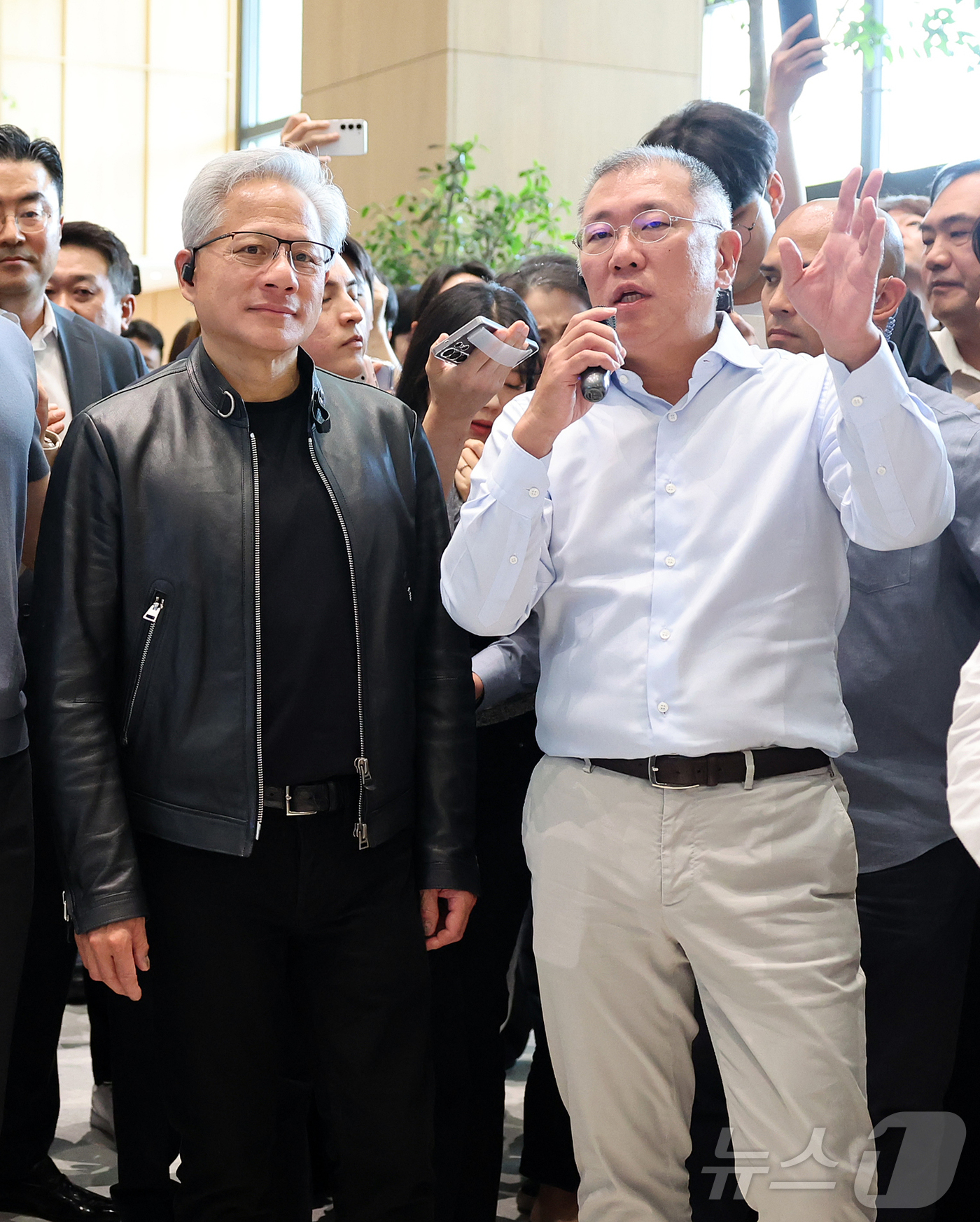 (서울=뉴스1) 김진환 기자 = 정의선 현대자동차 그룹 회장이 8일 서울 서초구 현대자동차그룹 양재 사옥을 방문한 젠슨 황 엔비디아 최고경영자(CEO)에게 KIA의 전기차 PV-5 …