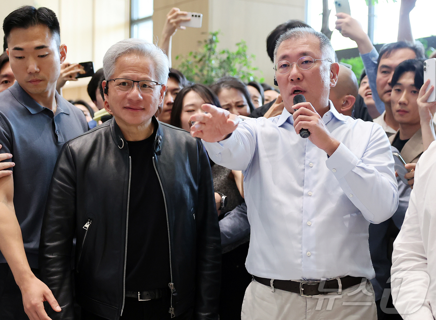 (서울=뉴스1) 김진환 기자 = 정의선 현대자동차 그룹 회장이 8일 서울 서초구 현대자동차그룹 양재 사옥을 방문한 젠슨 황 엔비디아 최고경영자(CEO)에게 KIA의 전기차 PV-5 …