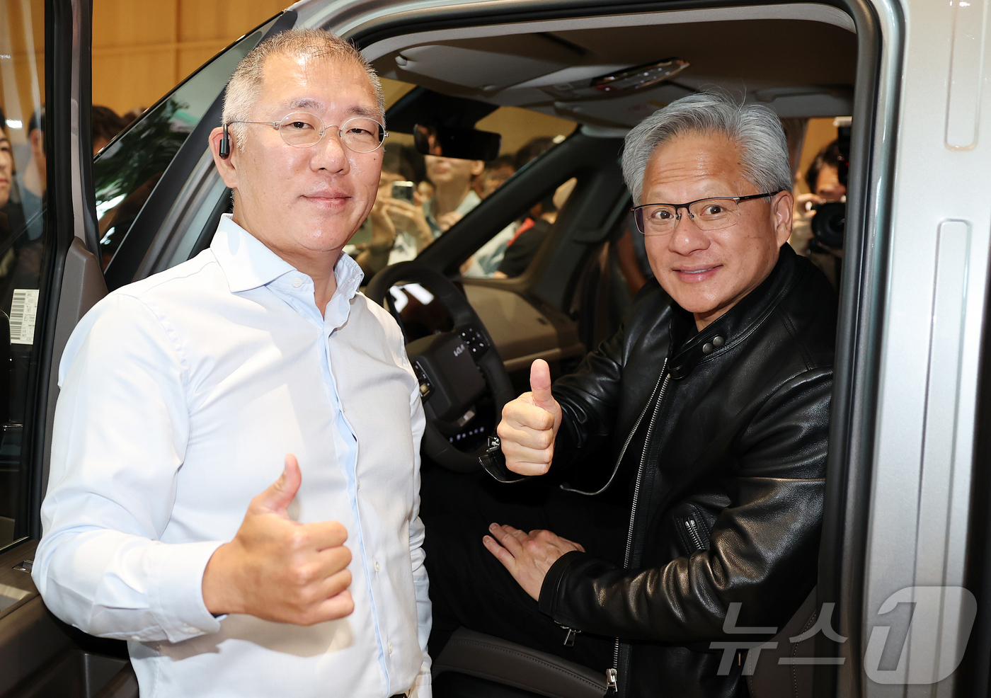 (서울=뉴스1) 김진환 기자 = 젠슨 황 엔비디아 최고경영자(CEO)와 정의선 현대자동차 그룹 회장이 8일 서울 서초구 현대자동차그룹 양재 사옥에서 KIA의 전기차 PV-5에 올라 …