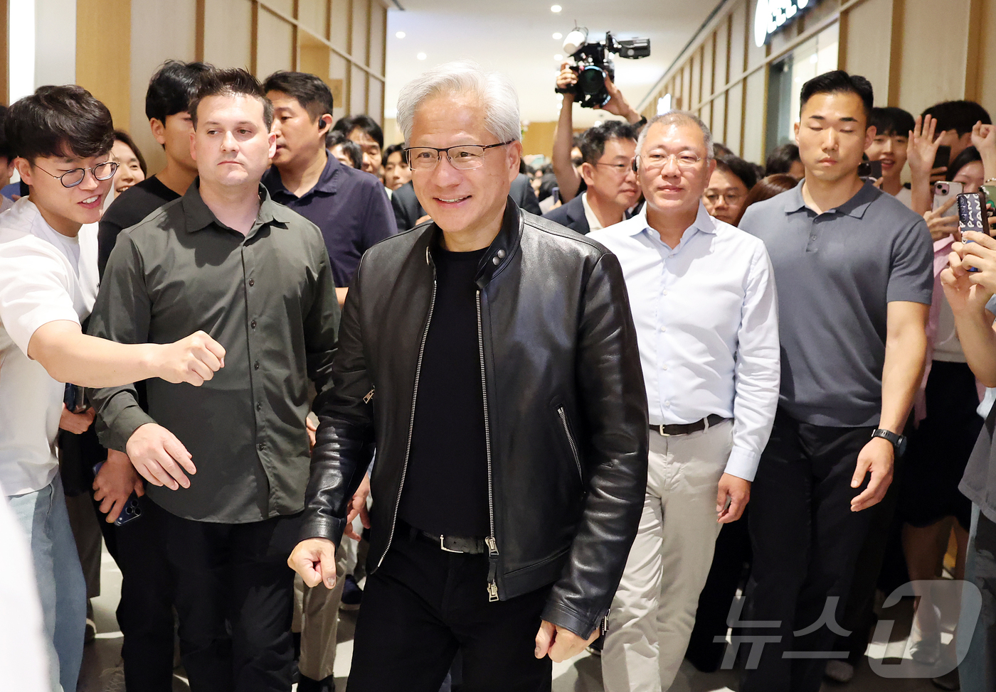 (서울=뉴스1) 김진환 기자 = 젠슨 황 엔비디아 최고경영자(CEO)이 8일 서울 서초구 현대자동차그룹 양재 사옥에서 직원들을 보며 미소를 짓고 있다. 2026.6.8/뉴스1
