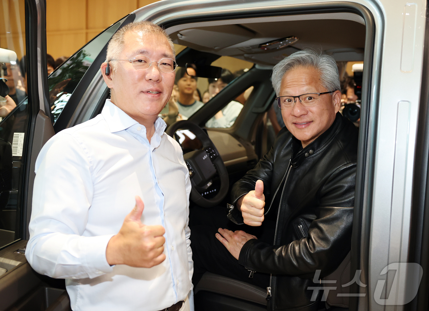 (서울=뉴스1) 김진환 기자 = 젠슨 황 엔비디아 최고경영자(CEO)와 정의선 현대자동차 그룹 회장이 8일 서울 서초구 현대자동차그룹 양재 사옥에서 KIA의 전기차 PV5에 올라타 …