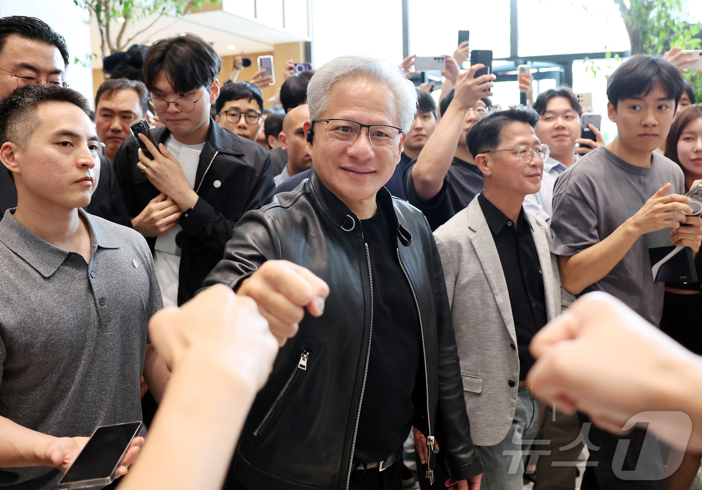 (서울=뉴스1) 김진환 기자 = 젠슨 황 엔비디아 최고경영자(CEO)이 8일 서울 서초구 현대자동차그룹 양재 사옥에서 직원들과 주먹인사를 하고 있다. 2026.6.8/뉴스1