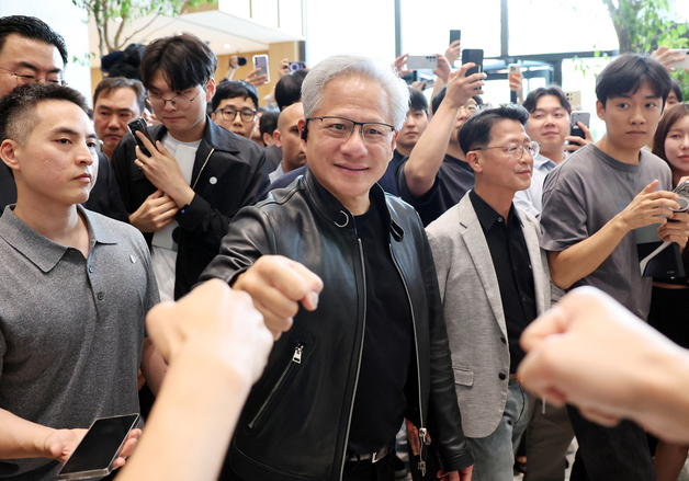 현대차 직원들과 주먹인사하는 젠슨 황 CEO