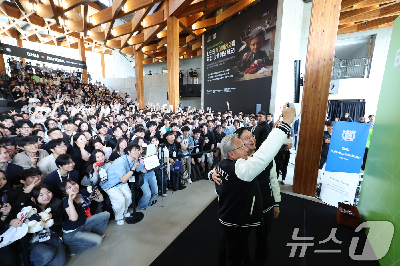 (서울=뉴스1) = 젠슨 황 엔비디아 최고경영자(CEO)가 8일 서울 관악구 서울대학교 해동첨단공학관에서 열린 '빌드어클로(Build-a-Claw)' 행사장에서 유홍림 총장으로부터 …