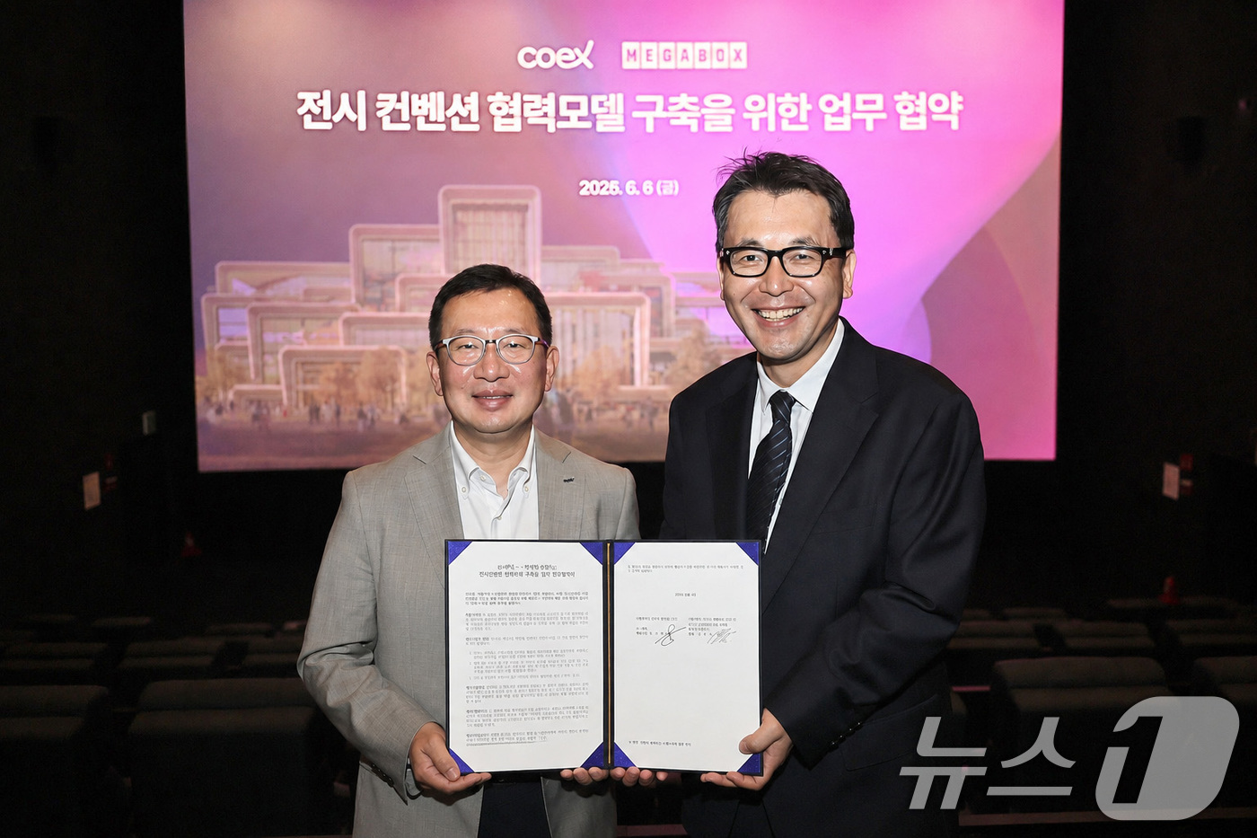 (서울=뉴스1) = 조상현 코엑스 사장(왼쪽)과 남용석 메가박스중앙 대표가 8일 서울 삼성동 메가박스 코엑스점에서 영화관을 활용한 전시컨벤션 협력 모델을 구축하기 위한 업무 협약을 …