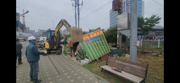 김포 계양천 불법 매점 철거…9년 만에 보행로 정상화