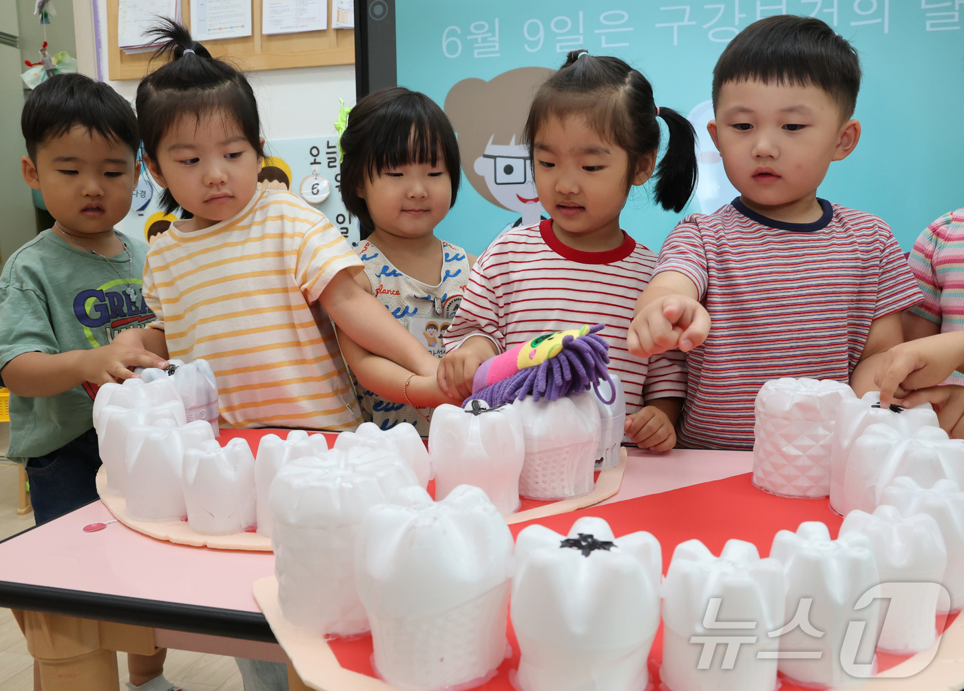 (대전=뉴스1) 김기태 기자 = 구강 보건의 날을 하루 앞둔 8일 대전 서구청 어린이집 원생들이 올바른 양치법을 배우고 있다.  '구강 보건의 날'은 2015년 보건법에 따라 제정 …