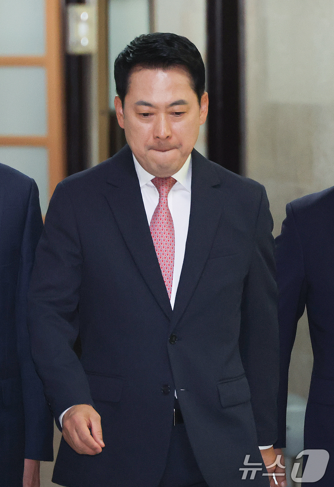 (서울=뉴스1) 신웅수 기자 = 장동혁 국민의힘 대표가 8일 서울 여의도 국회에서 이재명 대통령 취임 1주년 기자회견에 대한 기자회견을 하기 위해 입장하고 있다. 2026.6.8/ …