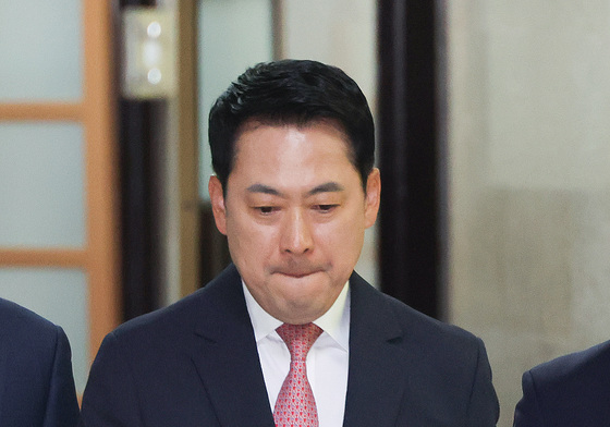 굳은 표정으로 기자회견 참석하는 장동혁