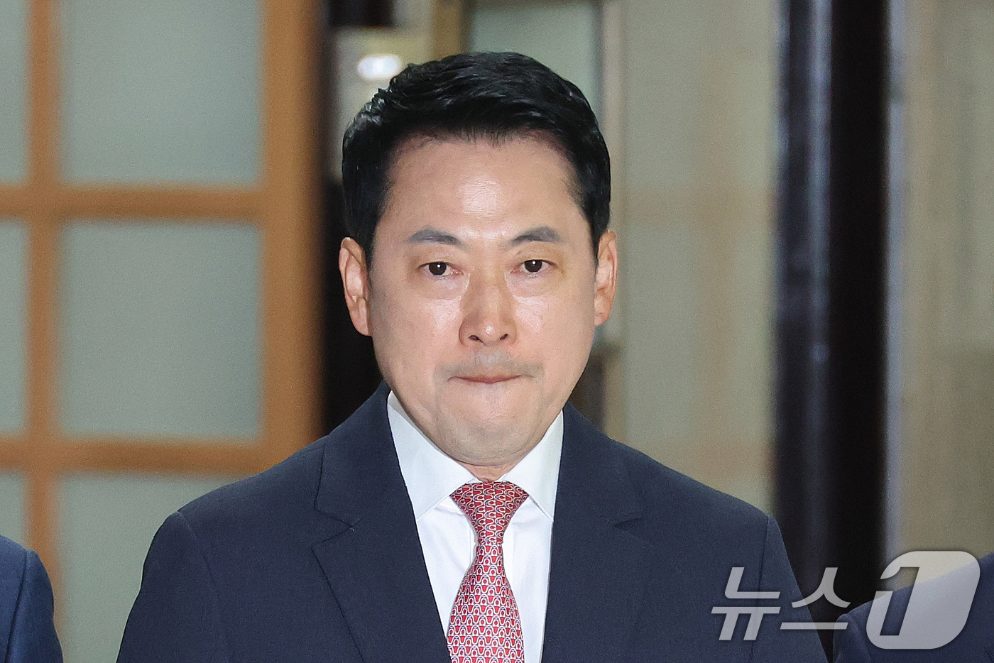 (서울=뉴스1) 신웅수 기자 = 장동혁 국민의힘 대표가 8일 서울 여의도 국회에서 이재명 대통령 취임 1주년 기자회견에 대한 기자회견을 하기 위해 입장하고 있다. 2026.6.8/ …