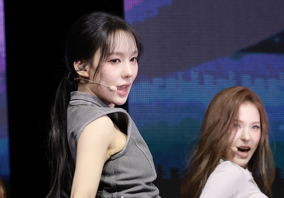 이즈나 유사랑, 사랑스러운 무대