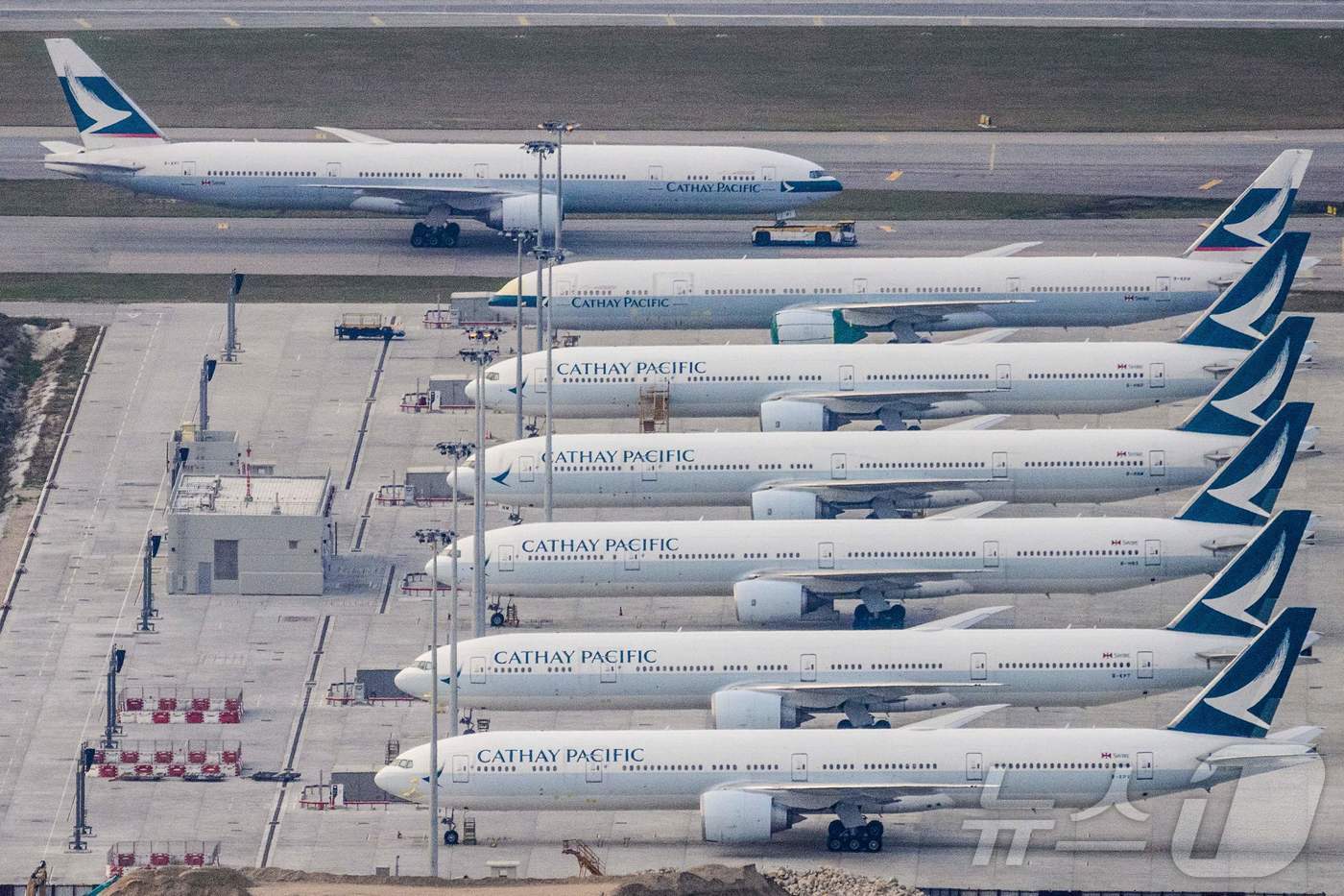 (홍콩 AFP=뉴스1) 윤다정 기자 = 2020년 3월 10일(현지시간) 홍콩 첵랍콕 국제공항 계류장에 캐세이퍼시픽항공 여객기들이 주기돼 있다. 로널드 람 캐세이퍼시픽 최고경영자( …