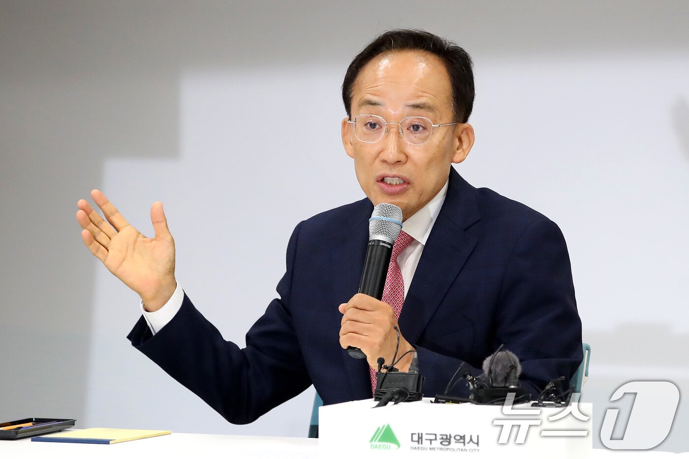 본문 이미지 - 추경호 대구시장 당선인이 지난 8일 오후 대구 동구 대구콘텐츠센터에서 열린 민선9기 대구시장직 인수위원회 기자간담회에서 모두발언을 하고 있다. 2026.6.8 ⓒ 뉴스1 공정식 기자