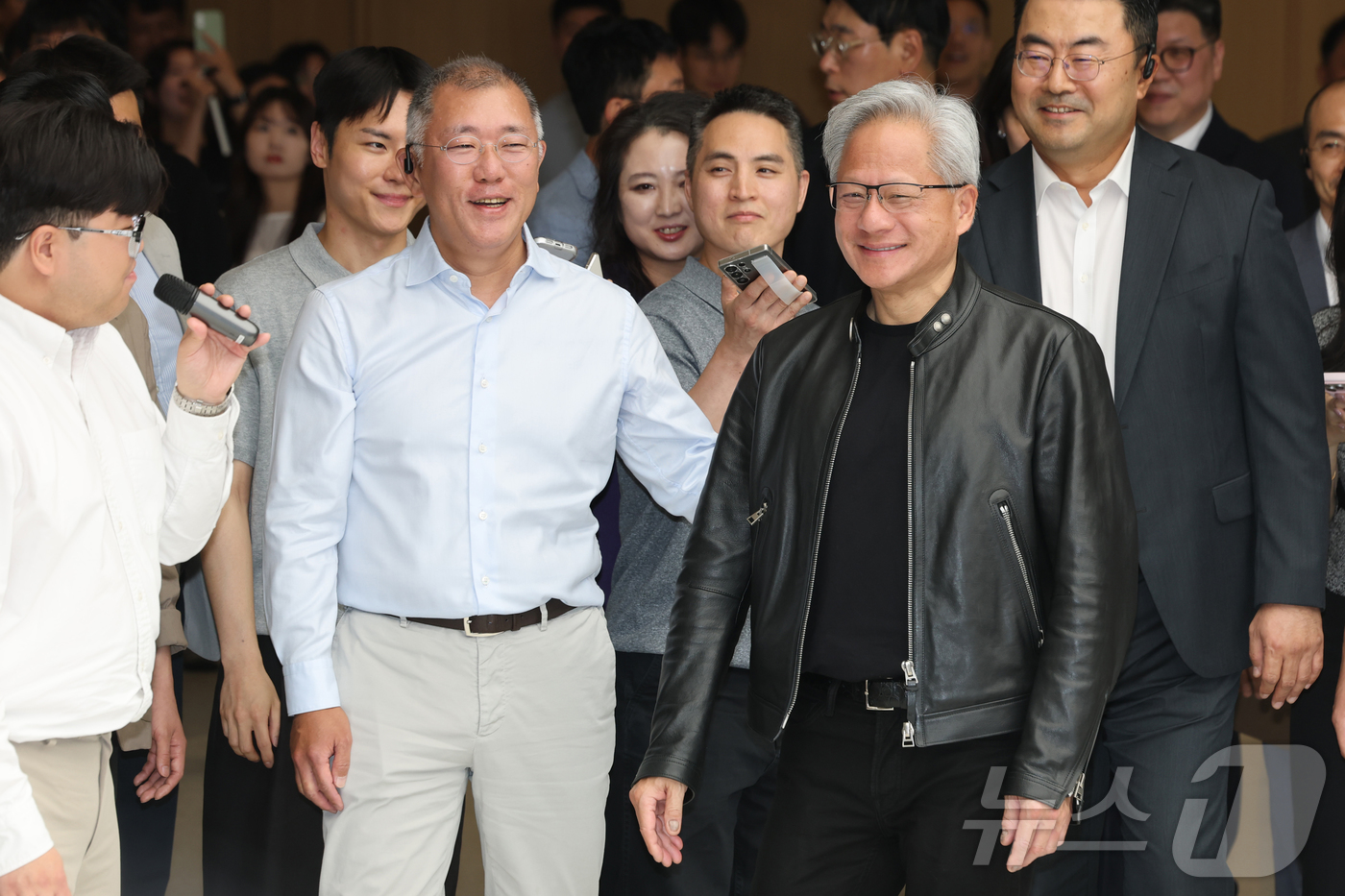 (서울=뉴스1) 김진환 기자 = 젠슨 황 엔비디아 최고경영자(CEO)가 8일 서울 서초구 현대자동차 본사를 방문해 정의선 현대차그룹 회장과 함께 사옥을 돌아보고 있다. (공동취재) …