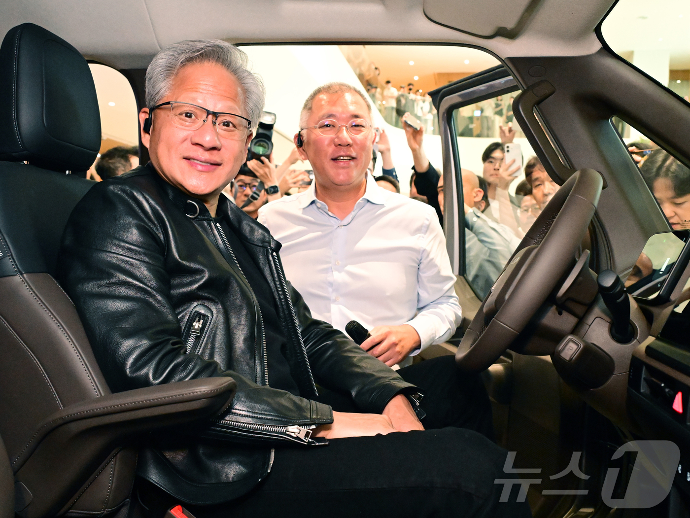 (서울=뉴스1) 김진환 기자 = 젠슨 황 엔비디아 최고경영자(CEO)가 8일 서울 서초구 양재동 현대차그룹 사옥에서 기아PV5 운전석에 탑승해 정의선 현대차그룹 회장의 설명을 듣고 …