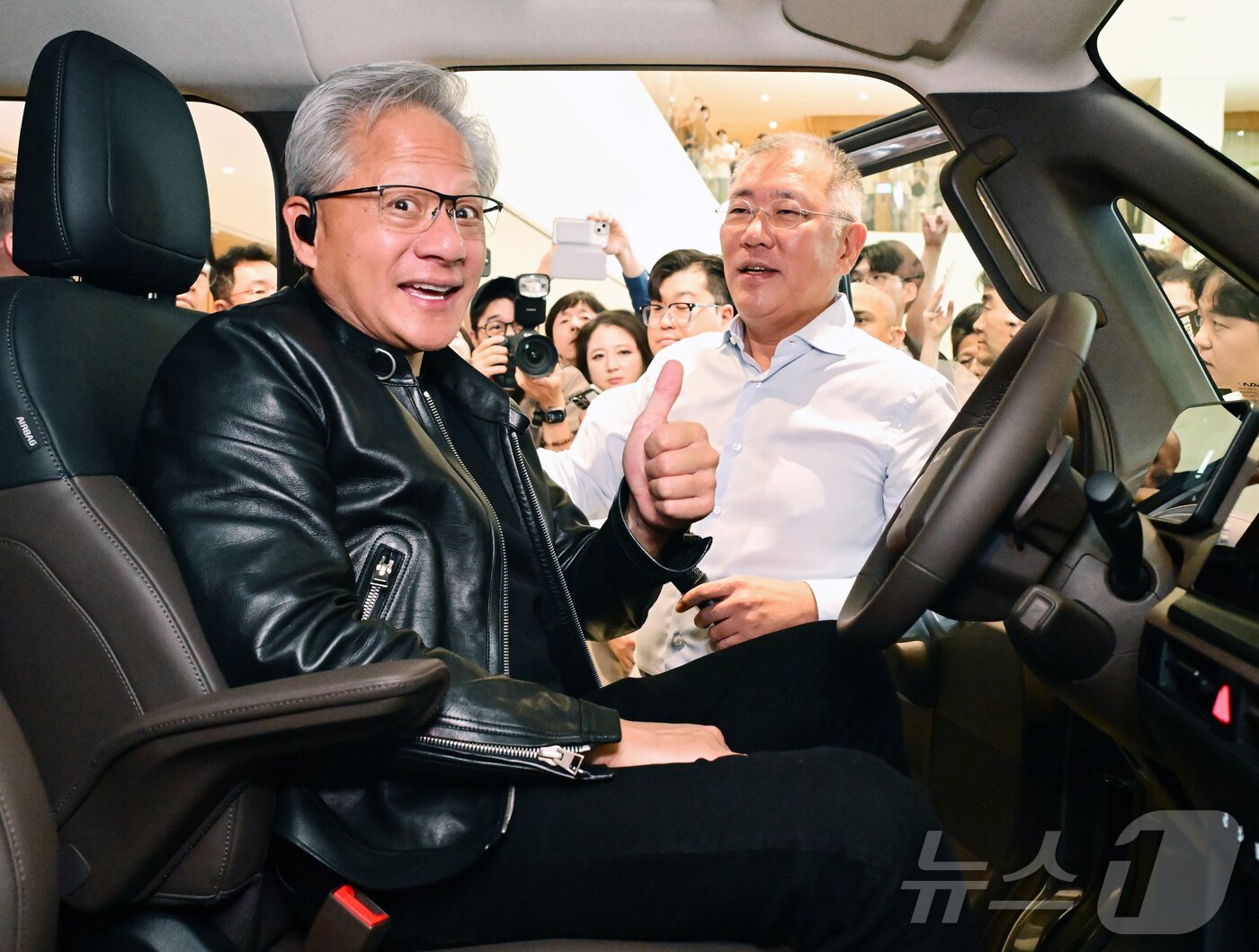 본문 이미지 - 젠슨 황 엔비디아 최고경영자(CEO)가 8일 서울 서초구 양재동 현대차그룹 사옥에서 기아PV5 운전석에 탑승해 정의선 현대차그룹 회장의 설명을 들으며 엄지를 치켜세우고 있다. (공동취재) 2026.6.8 ⓒ 뉴스1 김진환 기자