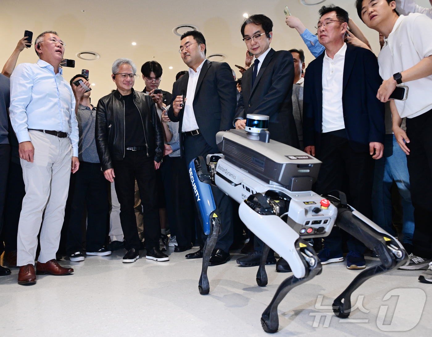(서울=뉴스1) 김진환 기자 = 젠슨 황 엔비디아 최고경영자(CEO)가 8일 서울 서초구 양재동 현대차그룹 사옥을 찾아 정의선 현대차그룹 회장과 보안로봇을 살펴보고 있다. (공동취 …