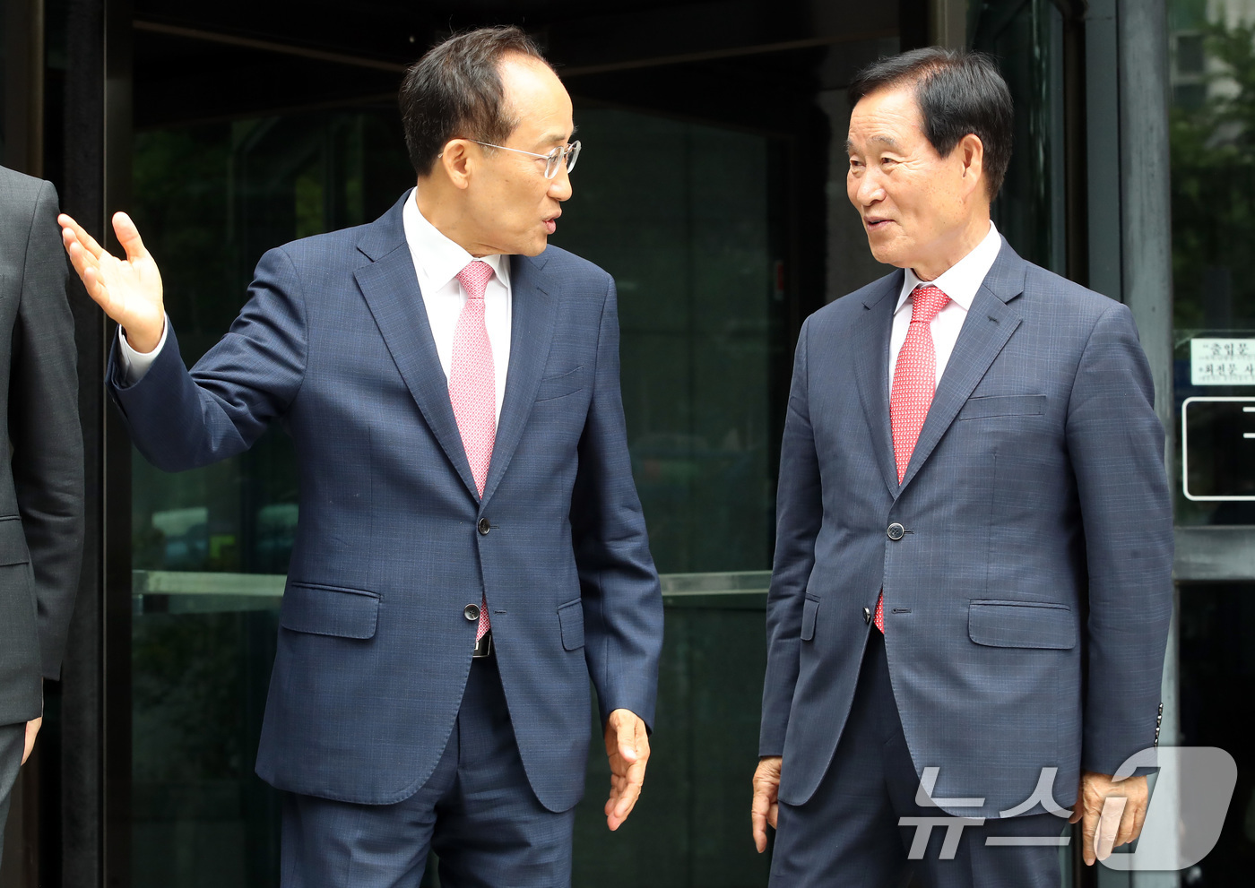 (대구=뉴스1) 공정식 기자 = 추경호 대구시장 당선인이 8일 오후 대구 동구 대구콘텐츠센터에서 열린 대구시장 인수위원회 현판식을 마친 뒤 곽대훈 인수위원장(2·28기념사업회장)과 …
