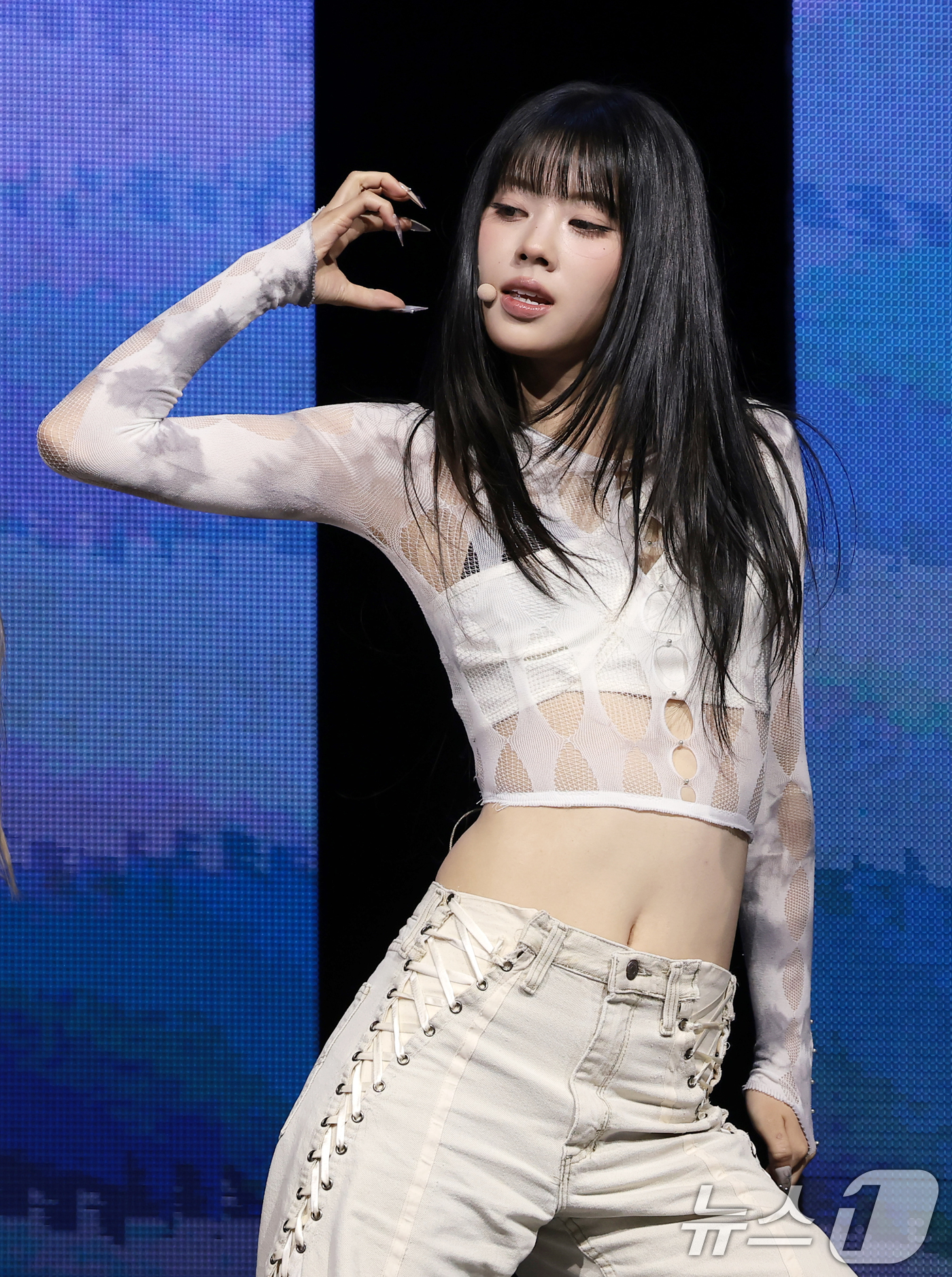 (서울=뉴스1) 권현진 기자 = 그룹 이즈나(izna) 코코가 8일 서울 용산구 블루스퀘어에서 열린 미니 3집 '세트 더 템포'(SET THE TEMPO) 쇼케이스에서 타이틀곡 ' …
