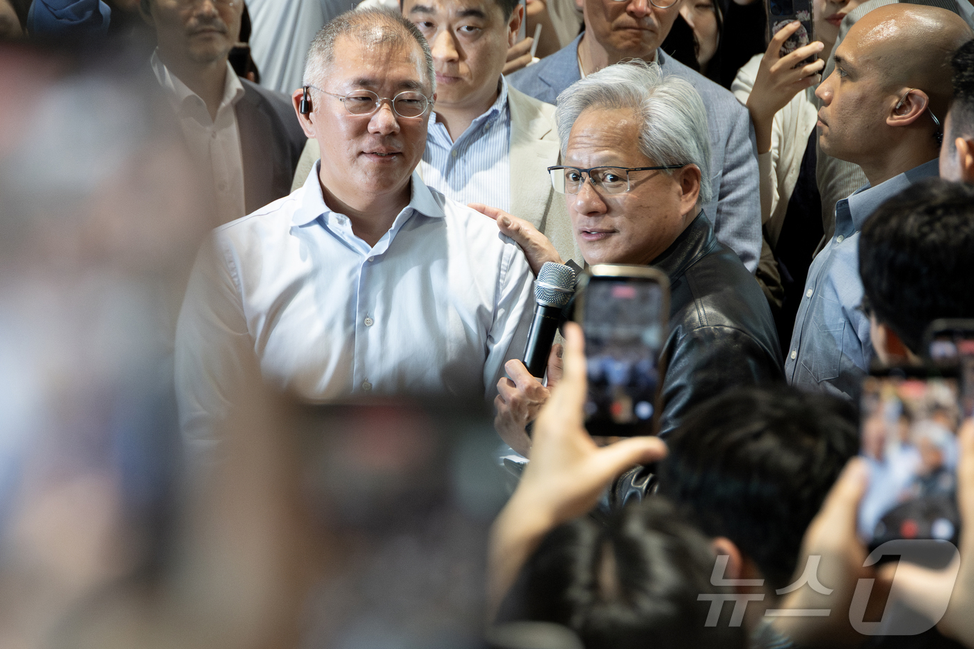 (서울=뉴스1) 김진환 기자 = 젠슨 황 엔비디아 최고경영자(CEO)가 정의선 현대자동차 그룹 회장과 8일 서울 서초구 현대자동차그룹 양재 사옥을 방문해 이동형 로봇 플랫폼 '모베 …