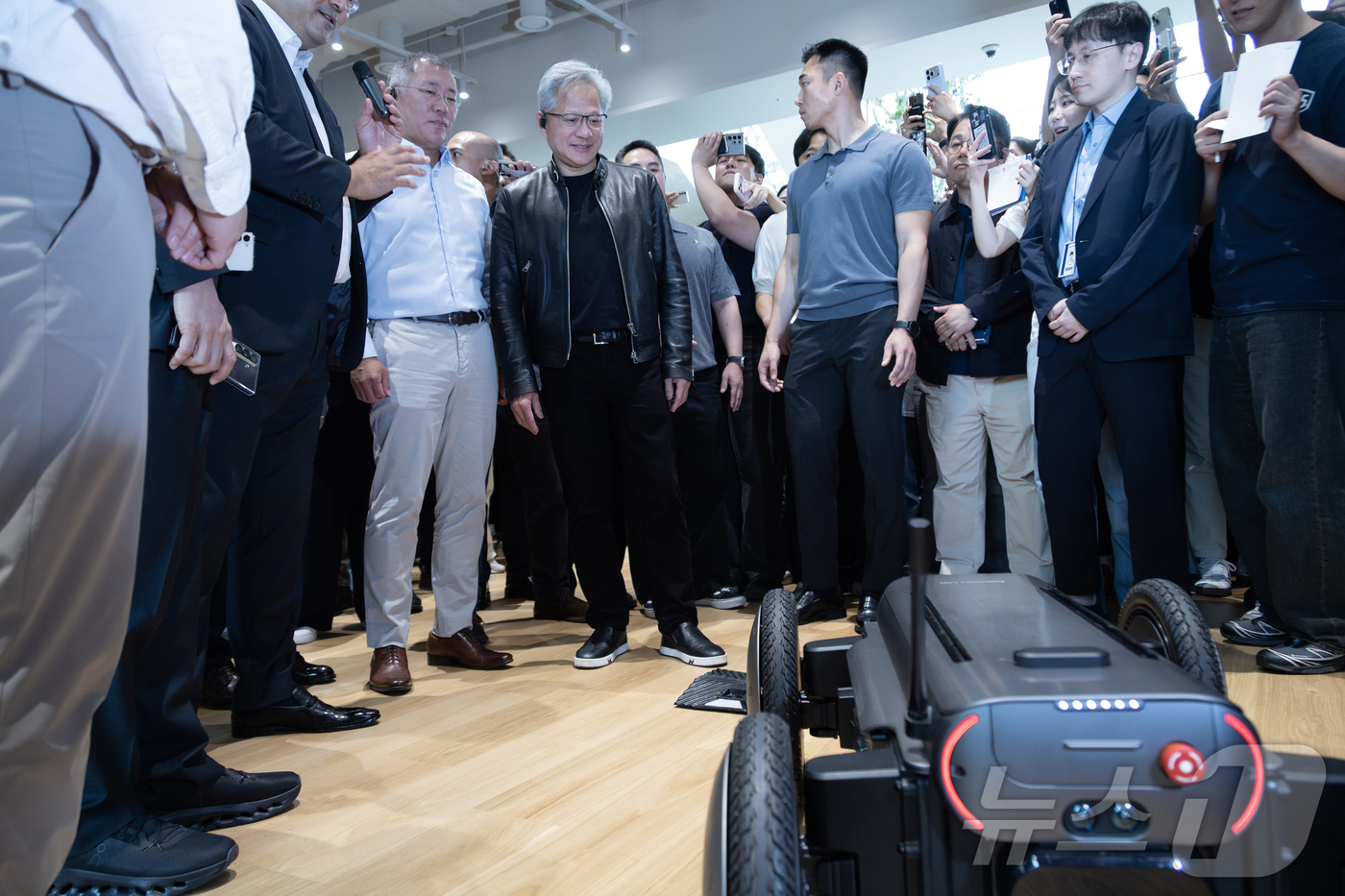 (서울=뉴스1) 김진환 기자 = 젠슨 황 엔비디아 최고경영자(CEO)와 정의선 현대자동차 그룹 회장이 8일 서울 서초구 현대자동차그룹 양재 사옥에서 이동형 로봇 플랫폼 '모베드(M …