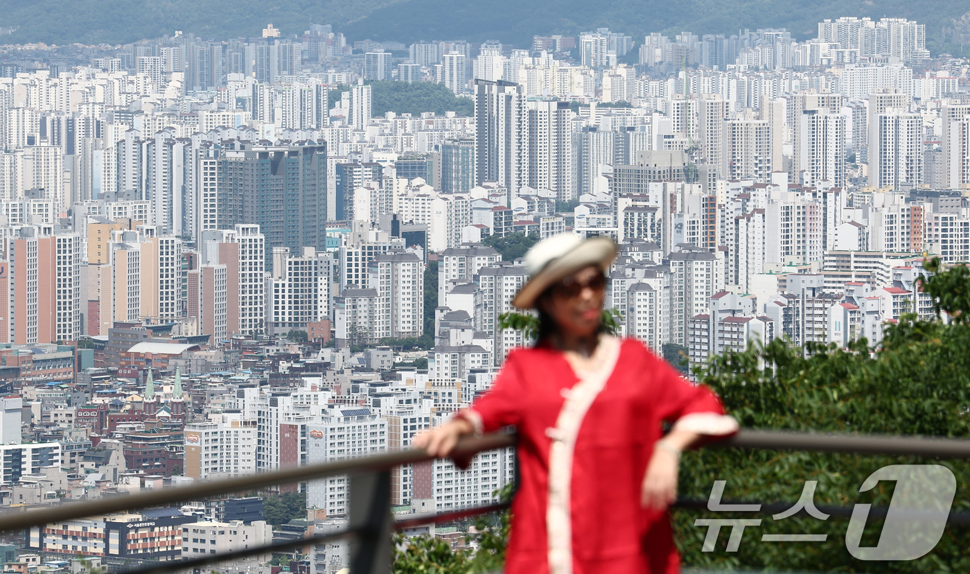 (서울=뉴스1) 김민지 기자 = 서울 민간 아파트 국민 평형의 1년 평균 분양 가격이 처음으로 21억 원을 넘었다.8일 분양평가 전문회사 리얼하우스가 한국부동산원 청약홈 자료를 분 …