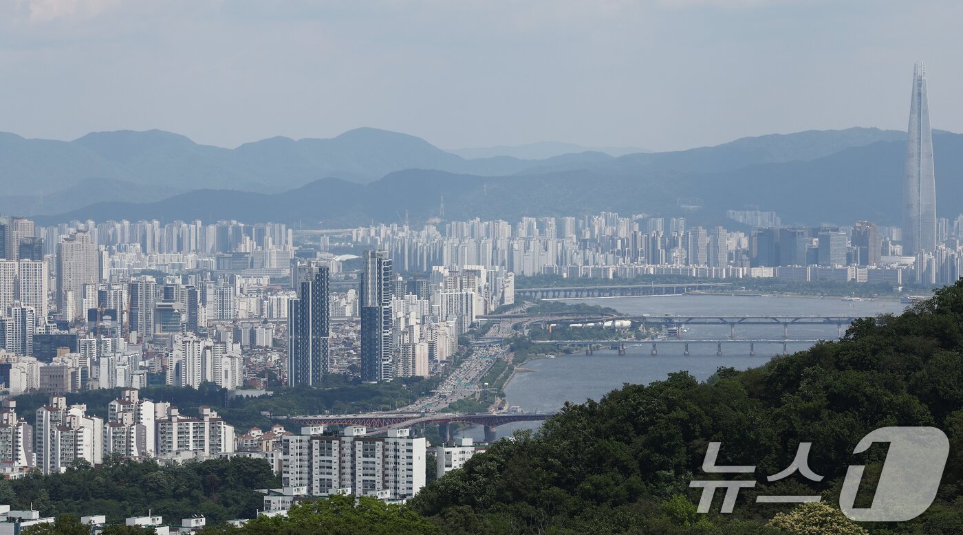 본문 이미지 -  남산에서 바라본 서울 시내 아파트 모습. 2026.6.8 ⓒ 뉴스1 김민지 기자