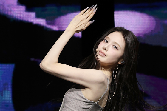 방지민, 예쁨 흩날리며