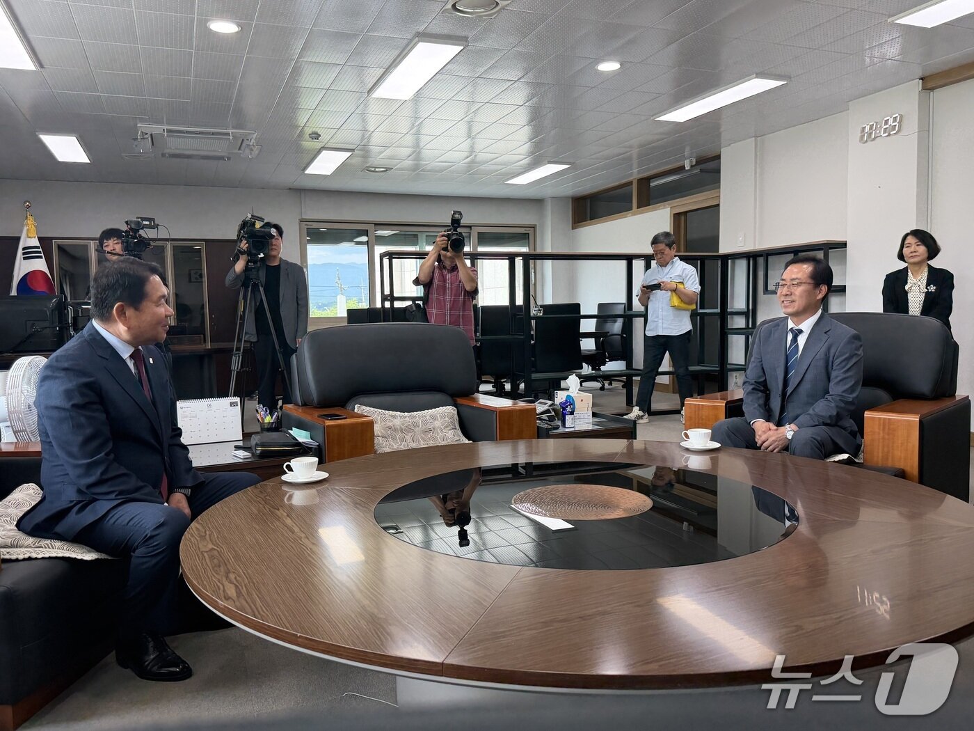 본문 이미지 -  강삼영 강원도교육감 당선인(사진 오른쪽)과 신경호 교육감이 8일 도교육청 2층 교육감실에서 인사를 나누고 있다. 2026.6.8 한귀섭 기자 