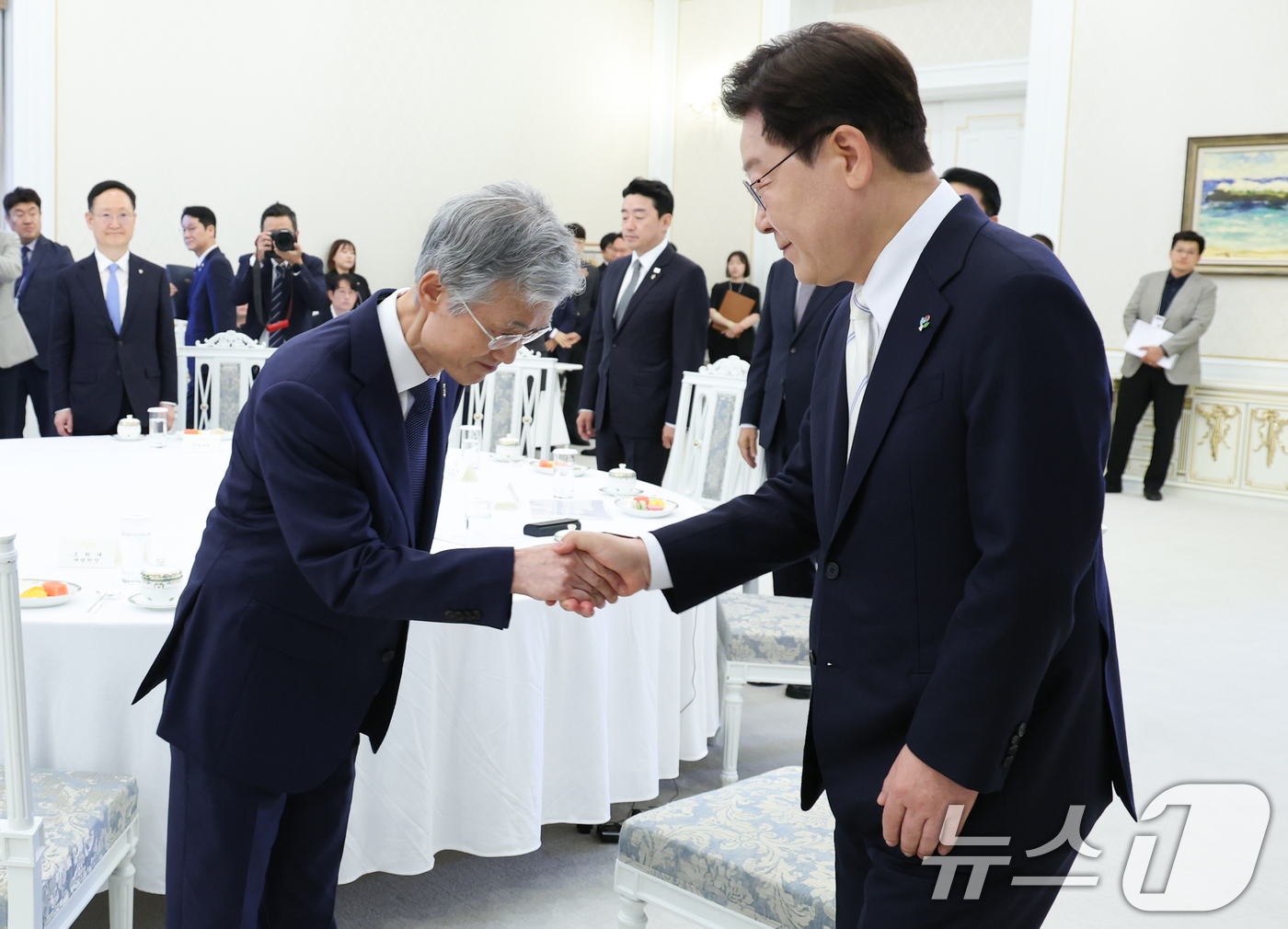 (서울=뉴스1) 이재명 기자 = 이재명 대통령이 8일 청와대에서 열린 4부 요인 회동에서 조희대 대법원장과 인사하고 있다. 2026.6.8/뉴스1