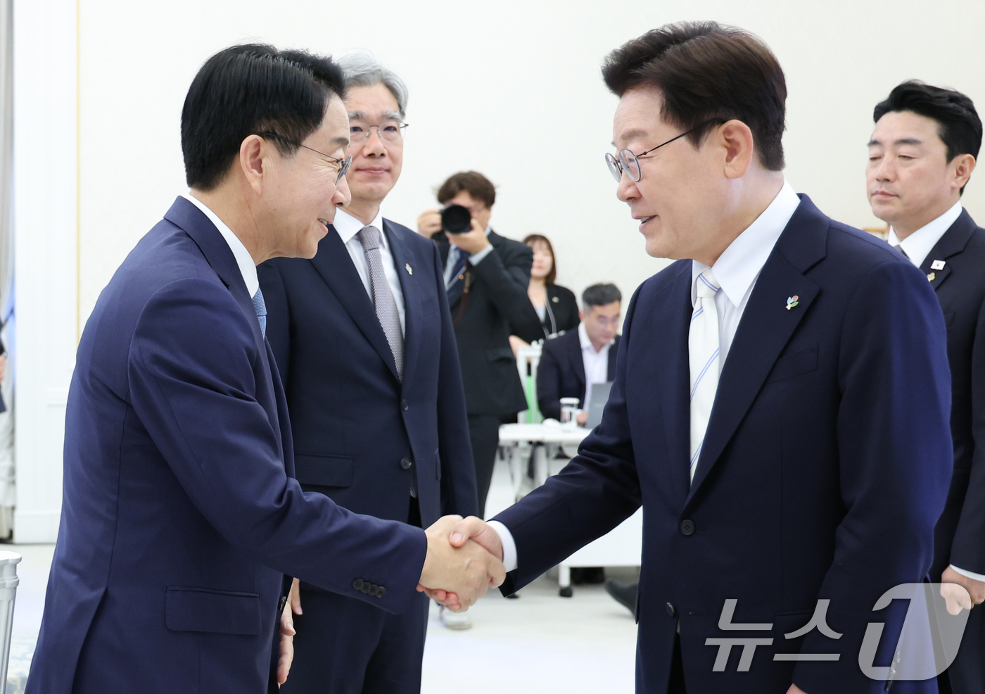 (서울=뉴스1) 허경 기자 = 이재명 대통령이 8일 청와대에서 열린 4부 요인 회동에서 조정식 국회의장과 인사하고 있다. 2026.6.8/뉴스1