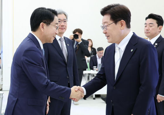 조정식 국회의장과 악수하는 이재명 대통령