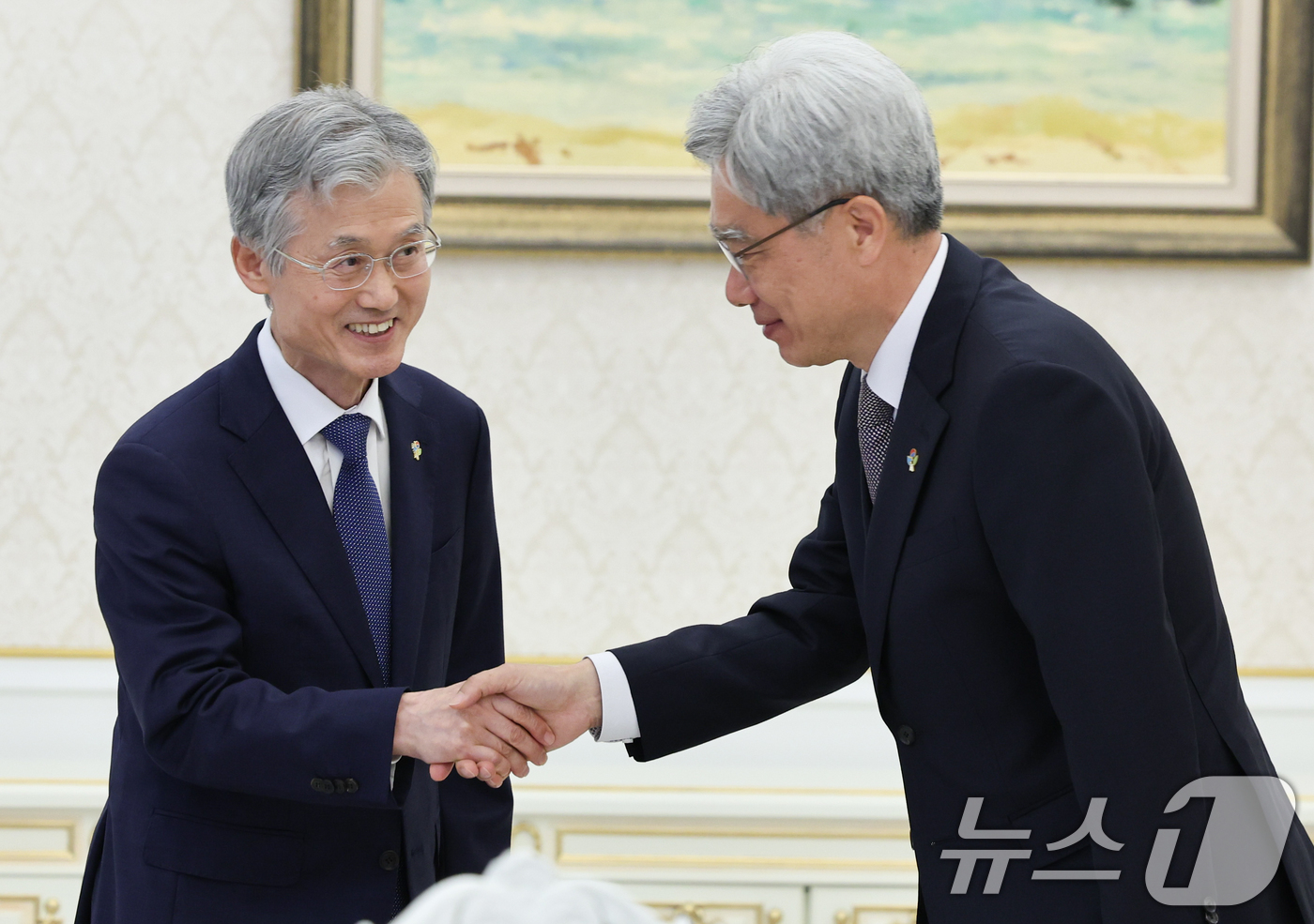 (서울=뉴스1) 이재명 기자 = 김상환 헌법재판소장(오른쪽)과 조희대 대법원장이 8일 청와대에서 열린 4부 요인 회동에 앞서 인사하고 있다. 2026.6.8/뉴스1