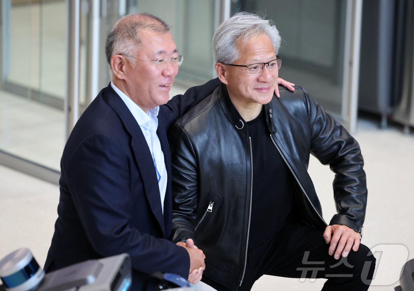 (서울=뉴스1) 김진환 기자 = 젠슨 황 엔비디아 최고경영자(CEO)와 정의선 현대자동차 그룹 회장이 8일 서울 서초구 현대자동차그룹 양재 사옥에서 사족보행 보안로봇, 이동형 로봇 …
