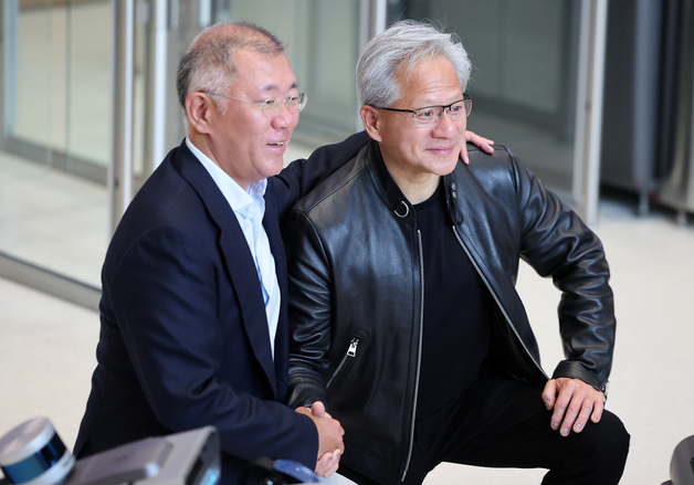 젠슨 황 CEO·정의선 회장, 현대차 로봇과 기념 촬영