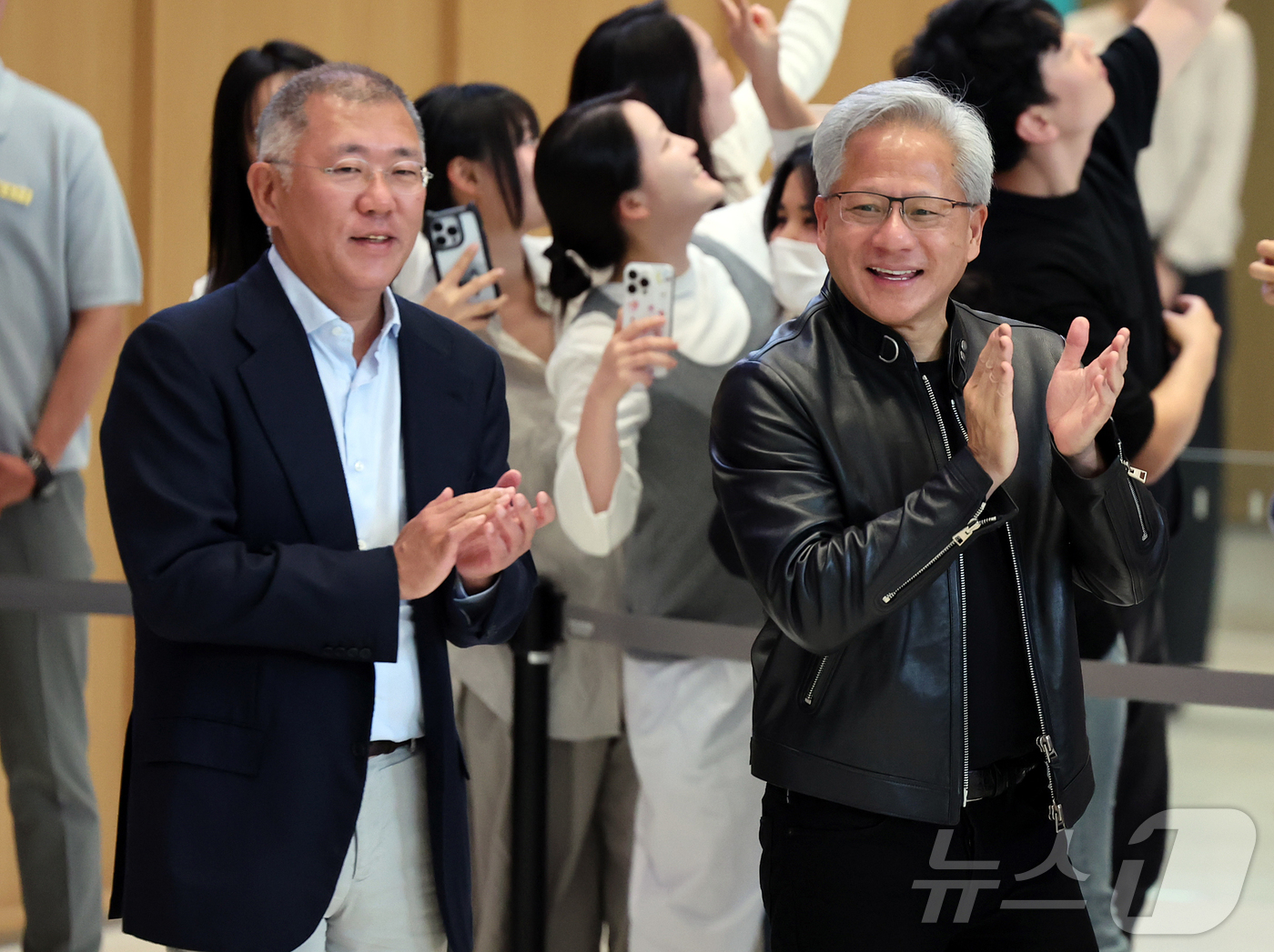 (서울=뉴스1) 김진환 기자 = 젠슨 황 엔비디아 최고경영자(CEO)와 정의선 현대자동차 그룹 회장이 8일 서울 서초구 현대자동차그룹 양재 사옥에서 기념 촬영 및 브리핑을 위해 이 …
