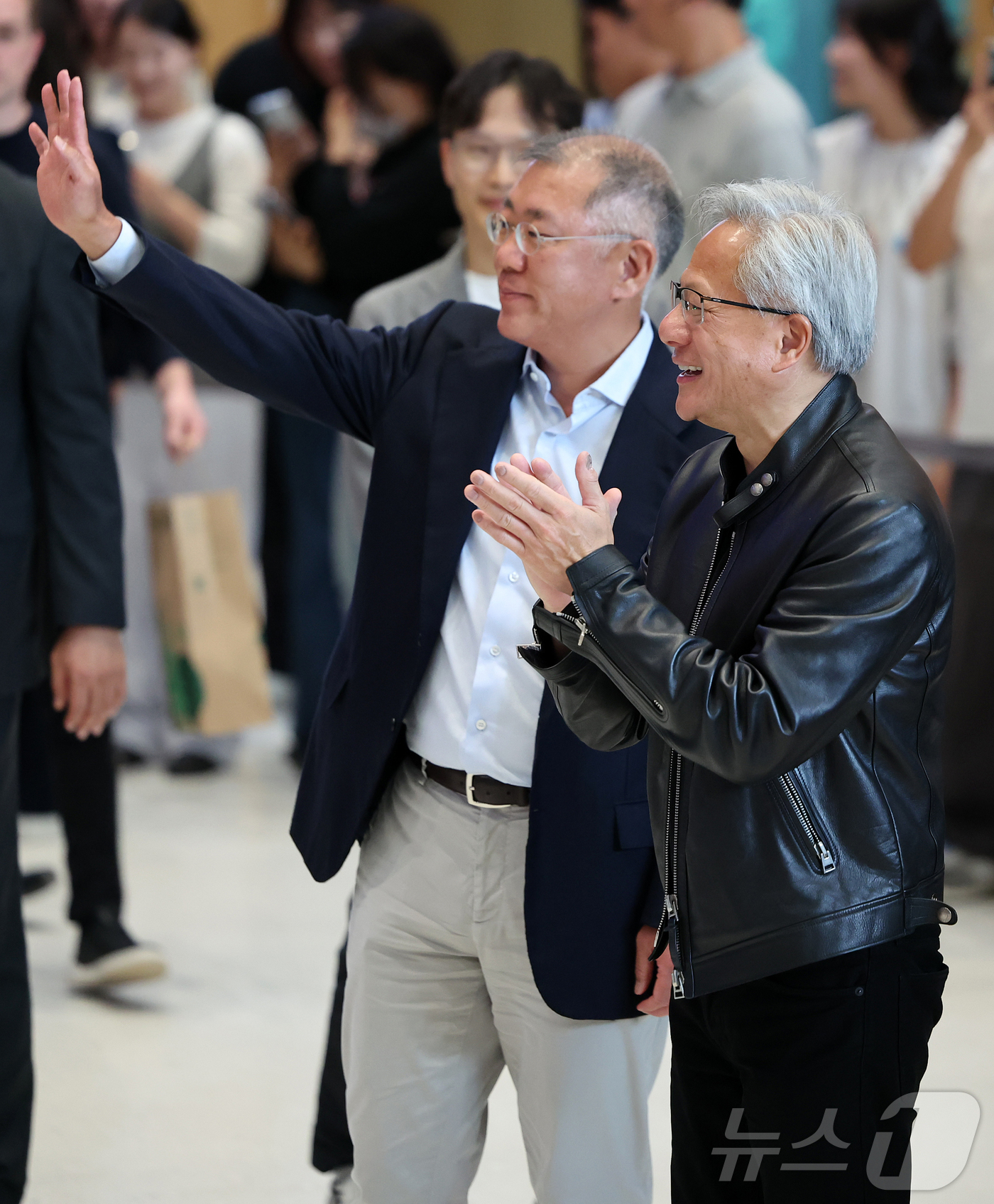 (서울=뉴스1) 김진환 기자 = 젠슨 황 엔비디아 최고경영자(CEO)와 정의선 현대자동차 그룹 회장이 8일 서울 서초구 현대자동차그룹 양재 사옥에서 직원들의 연호에 화답하고 있다. …