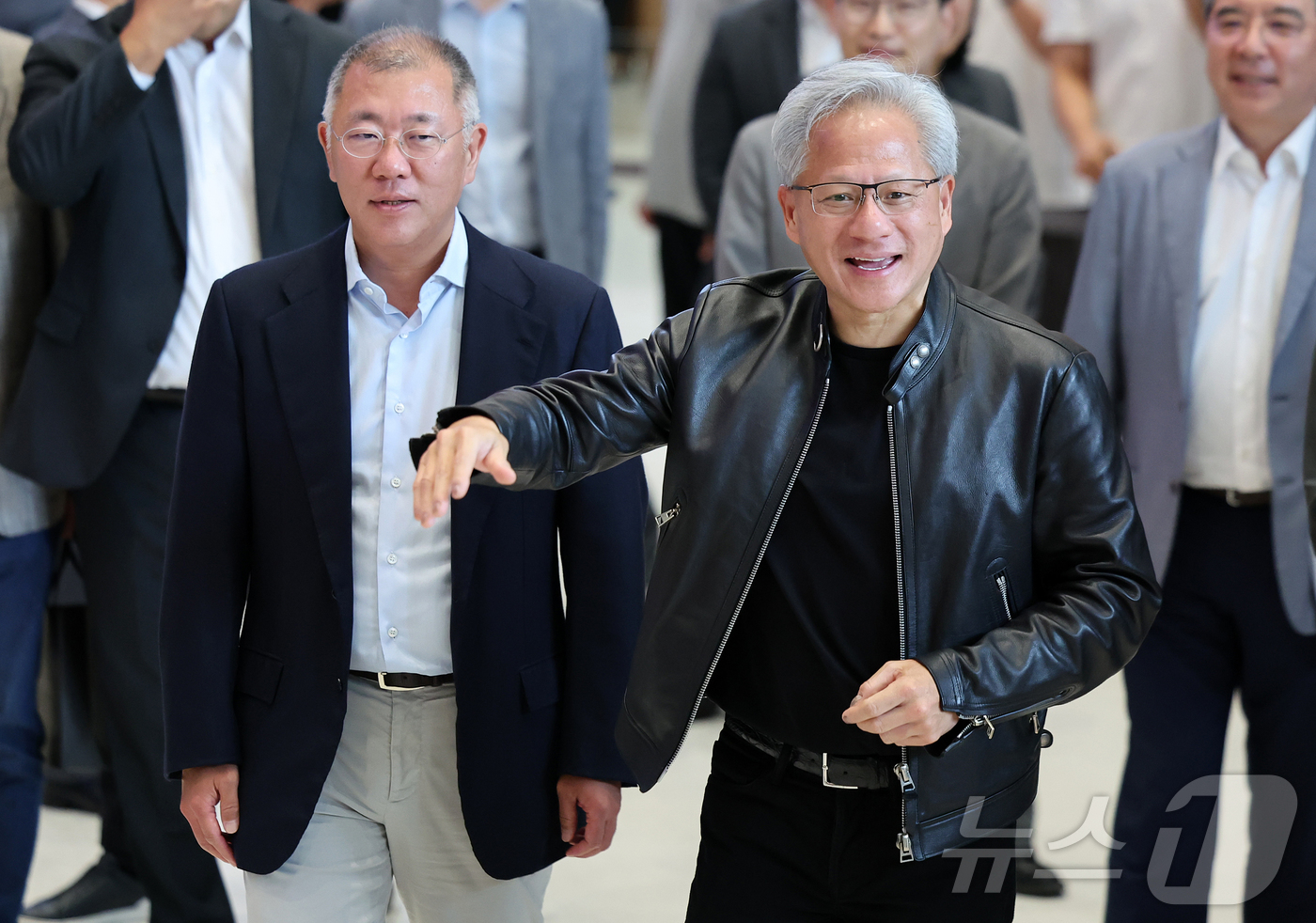 (서울=뉴스1) 김진환 기자 = 젠슨 황 엔비디아 최고경영자(CEO)와 정의선 현대자동차 그룹 회장이 8일 서울 서초구 현대자동차그룹 양재 사옥에서 직원들의 연호에 화답하고 있다. …