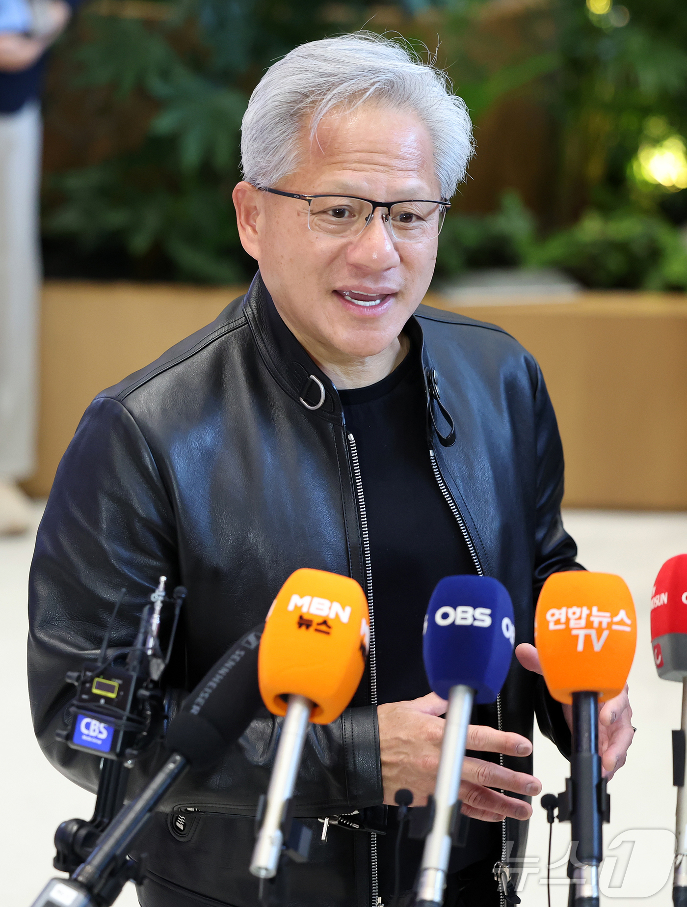 (서울=뉴스1) 김진환 기자 = 젠슨 황 엔비디아 최고경영자(CEO)가 8일 서울 서초구 현대자동차그룹 양재 사옥에서 열린 엔비디아-현대차 협력 관련 언론브리핑에서 발언하고 있다. …