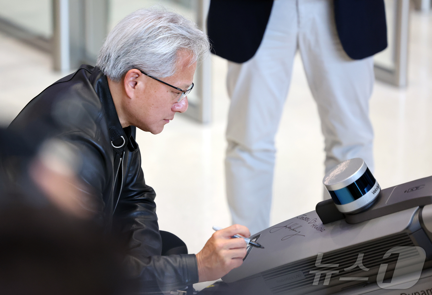 (서울=뉴스1) 김진환 기자 = 젠슨 황 엔비디아 최고경영자(CEO)가 8일 서울 서초구 현대자동차그룹 양재 사옥에서 사족보행 보안로봇에 사인을 하고 있다. 2026.6.8/뉴스1 …