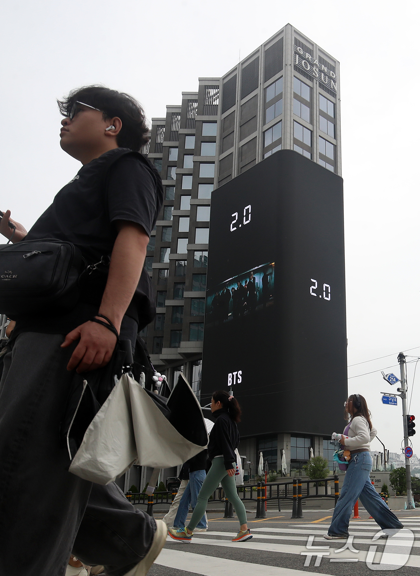 (부산=뉴스1) 윤일지 기자 = 8일 오후 부산 해운대해수욕장 앞 그랜드조선 호텔 외벽에 설치된 초대형 미디어 전광판에 방탄소년단(BTS) 뮤직비디오가 상영되고 있다.방탄소년단의 …